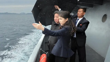 Kızını da yanına alan Kim Jong Un'dan dünyaya 10 bin tonluk gözdağı