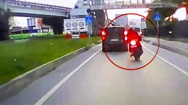 Motosiklet dolmuş minibüse arkadan çarptı