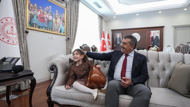6 Yaşındaki Görme Engelli Müzik Tutkunu Nil, Bakanı Ziyaret Etti