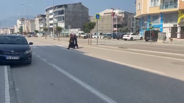 Otomobilin çarptığı kadın ağır yaralandı