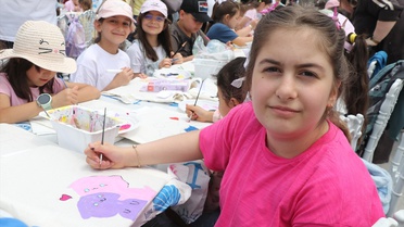Çocuklar Feretiko Çantaları Boyadı