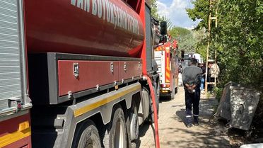 Van'da ev ve samanlık yangını