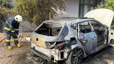 Antalya'da Alev Alan Otomobil Bahçe Duvarına Çarptı