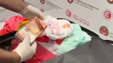 Antalya'da Bebek Bezlerinde Kaçak Para Ele Geçirildi