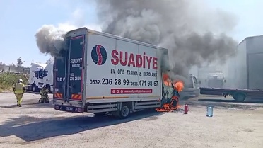 Ataşehir'de Kamyonette Yangın Çıktı