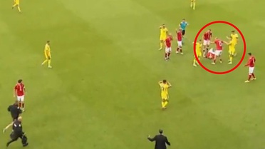 Christian Eriksen maç içerisinde yine yere yığıldı
