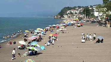 Akçakoca'da Plajlar Doldu Taştı
