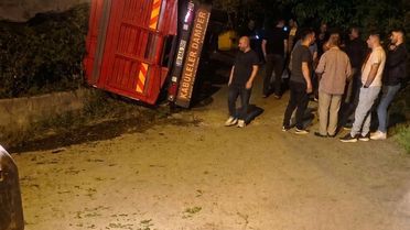 Eynesil’de Yaş Çay Yüklü Kamyon Devrildi