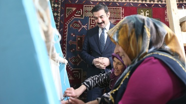 Kars'ta kadın kooperatifi halı dokumacılığını canlandırıyor