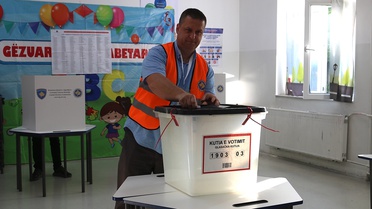 Kosova'da Erken Seçimler Başladı