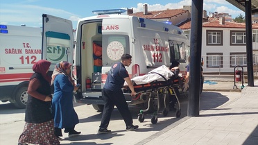 Boyabat'ta Dereye Yuvarlanan Araçta 3 Yaralı