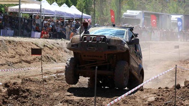 Sivas'ta off road festivalinde takla atan araç yürekleri ağza getirdi