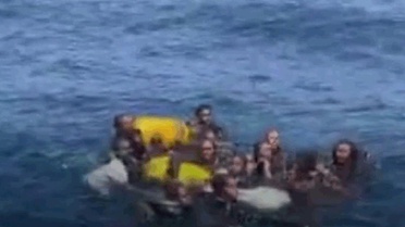 Batmak üzere olan bottaki 48 kişiyi Türkler kurtardı
