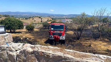 Ayvacık'ta bir evin bahçesinde çıkan yangın büyümeden söndürüldü