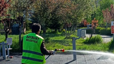 Bayburt'ta kene riskine karşı yeşil alanlar ilaçlandı