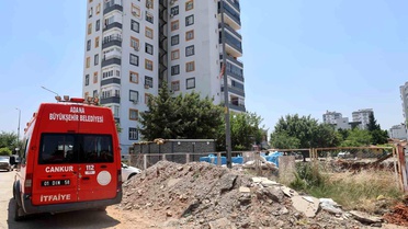 Belediye itfaiye binası için apartmanın istinat duvarını yıktı