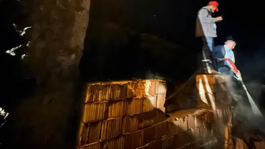 Beyşehir'de Yangın: Depo ve Garaj Küle Döndü
