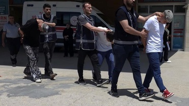 Çocuk parkında 10 kişiyi yaralayan saldırganlardan pes dedirten savunma