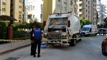 Adana'da Çöp Kamyonu Kazası: 71 Yaşındaki Kadın Hayatını Kaybetti