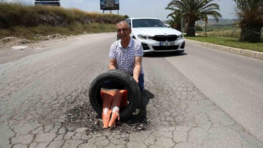 Depremzedelerin yol çilesi: Çukurlara kendi önlemlerini aldılar
