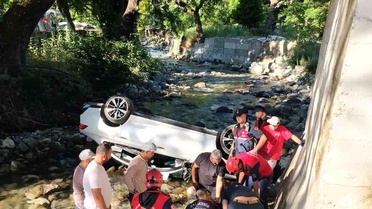 Edremit'te kontrolden çıkan otomobil dereye uçtu: 1 yaralı