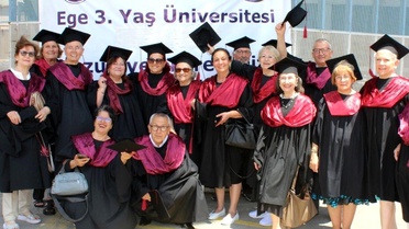 Ege 3. Yaş Üniversitesi'nde 140 Mezun Coşkusu