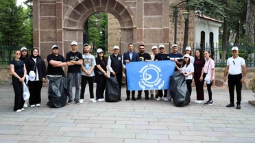 Ertuğrul Gazi Türbesi çevresinde poşet poşet çöp toplandı