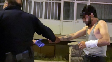Evinde bıçakla kendine zarar veren şahsın hayatını polisin telefon detayı kurtardı