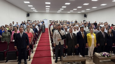 Başkan engelli tiyatrocularla sahneye çıktı