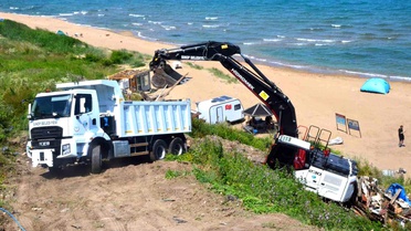 Sinop'ta sahildeki kaçak yapılara yıkım operasyonu