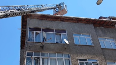 Sultangazi'de Apartman Çatısında Yangın