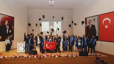 AİÇÜ İİBF’de mezuniyet heyecanı: Öğrenciler kep atarak yeni hayatlarına uğurlandı