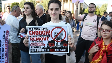 Tiran'da binlerce kişi Trump bağlantılı projeyi protesto ediyor
