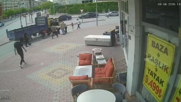 Konya'da Kamyonet elektrikli bisiklete çarptı