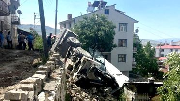 Çemişgezek'te Kepçe Devrildi