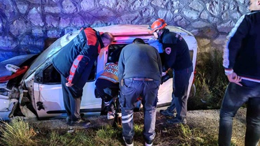 Çorum'da hafif ticari araç istinat duvarından yan yola uçtu: 2 yaralı