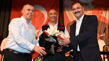 Demirci'de Türk Halk Müziği Korosu Konsere Dedi