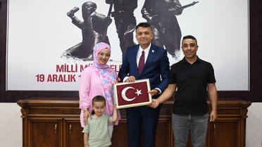 Dörtyol'da Düşen Bayrağı Vatandaşlar Kaldırdı
