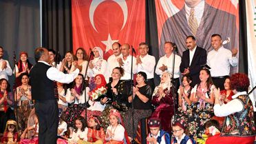 İlçe protokolünden konserde canlı performans sürprizi