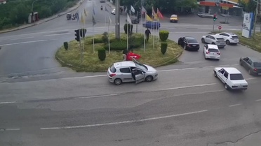 Rüzgarda ipi kopan Türk bayrağını vatandaşlar korudu