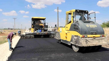 Şanlıurfa'da 14 kilometrelik grup yolunda asfalt seferberliği