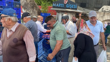 Halde alıcı bulamadığı 4 ton domatesi vatandaşlara ücretsiz dağıttı