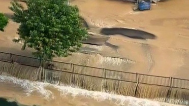 Su borusu patladı, yollar göle döndü