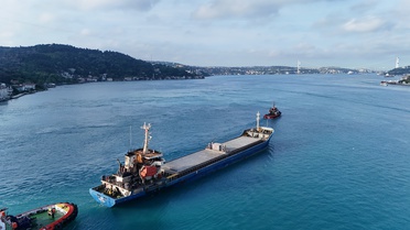Ukrayna'da dron saldırısına uğrayan Türk gemisi, İstanbul Boğazı'ndan geçti