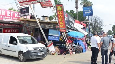Kamyon Marketin İçine Daldı
