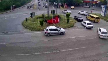 Hatay'da düşen bayrağı vatandaşlar 1 dakikada kaldırdı