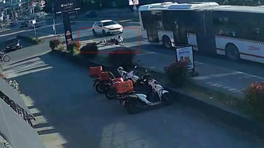 Aniden yola fırlayan bisikletli çocuklar ölümün kıyısından döndü
