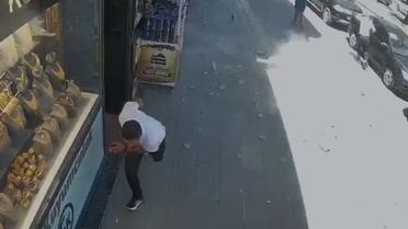 Van'da Beton Parçaları Caddeye Düştü