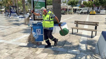 Bodrum sokaklarını müzikle temizliyor