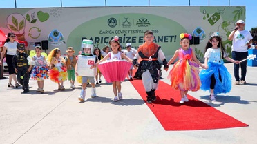 Darıca'da minikler geri dönüşüm kıyafetleriyle podyuma çıktı